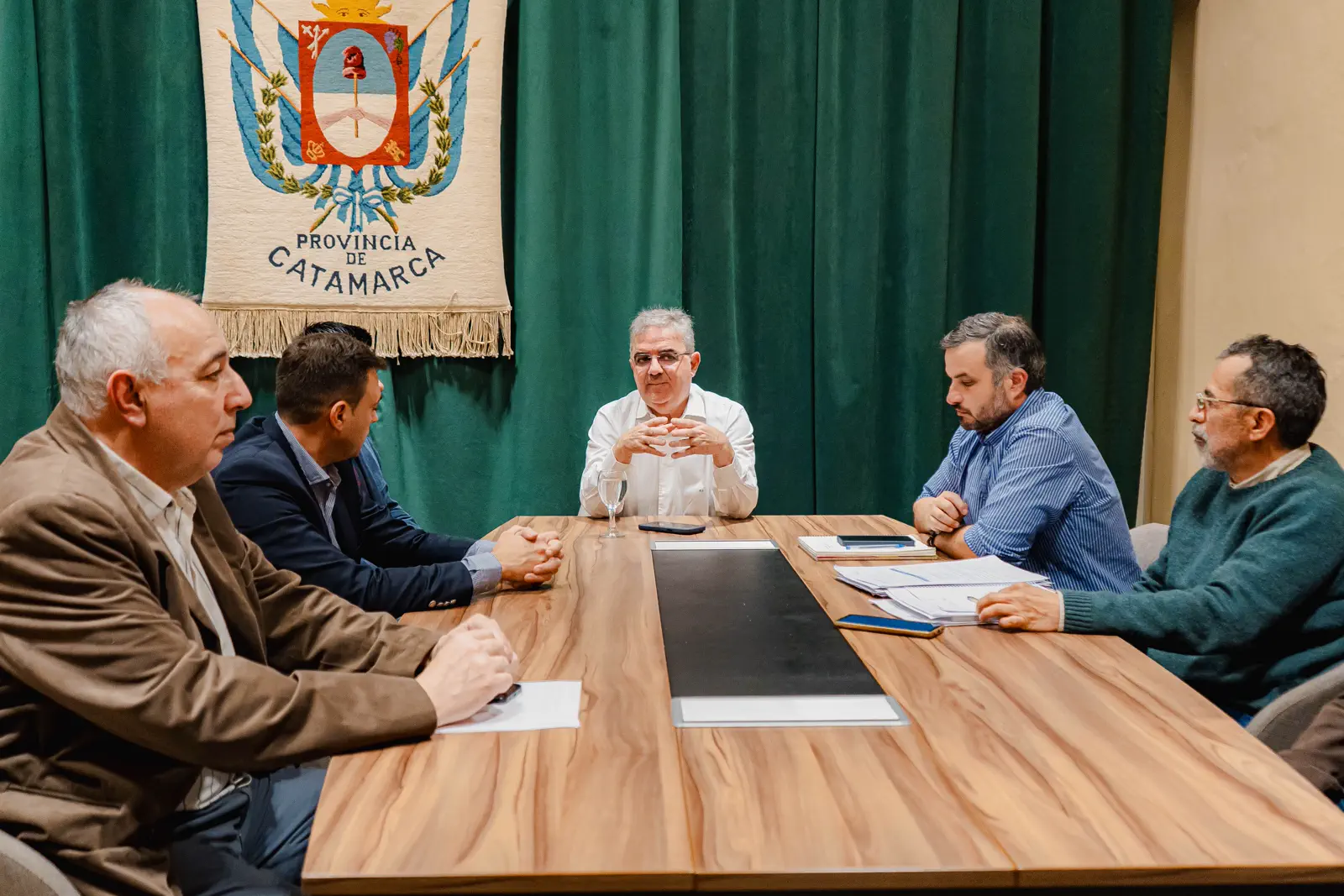 El gobernador Raúl Jalil e intendentes coordinan la continuidad de obras viales en el Este y Fiambalá