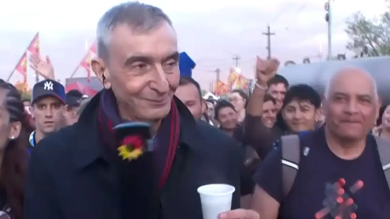El llanto ininterrumpido de Nelson Castro en TN: abrazos, cánticos y el pedido de disculpas a la audiencia en Luján
