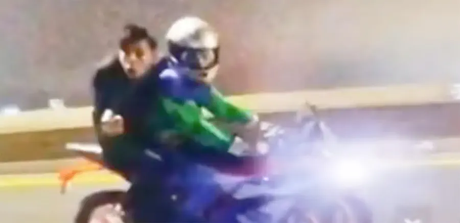 El momento en que el delincuente le apunta con un arma al conductor.