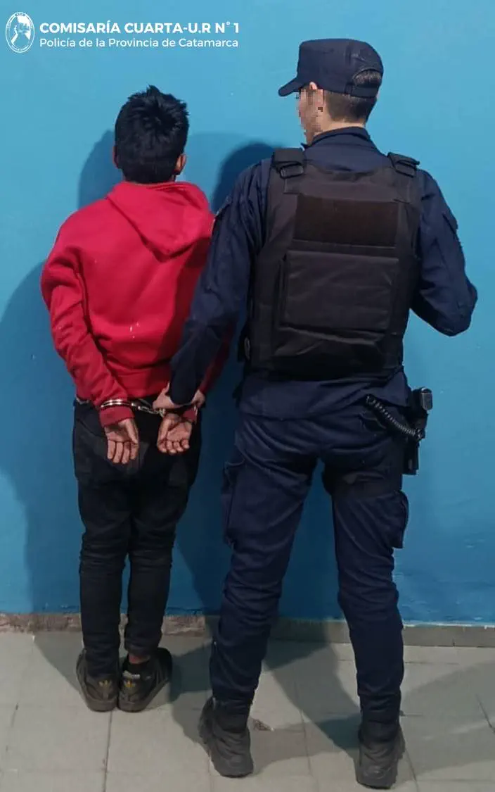 El sujeto, identificado por la fuerza policial con el apellido Barrionuevo (23), fue reducido en el lugar