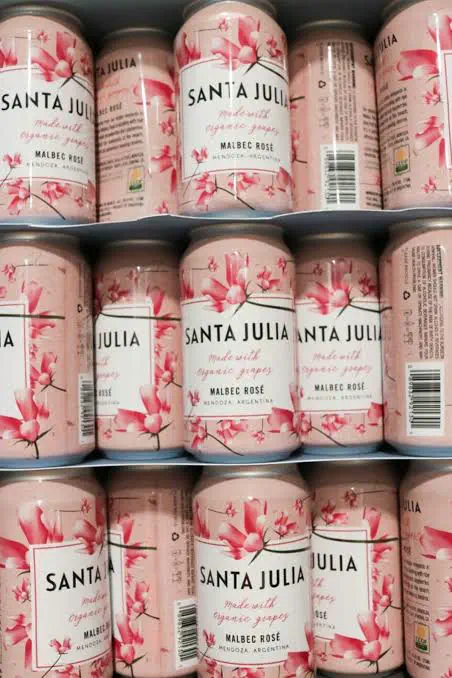 El vino en lata suma nuevas alternativas con el lanzamiento de un rosado de suaves burbujas