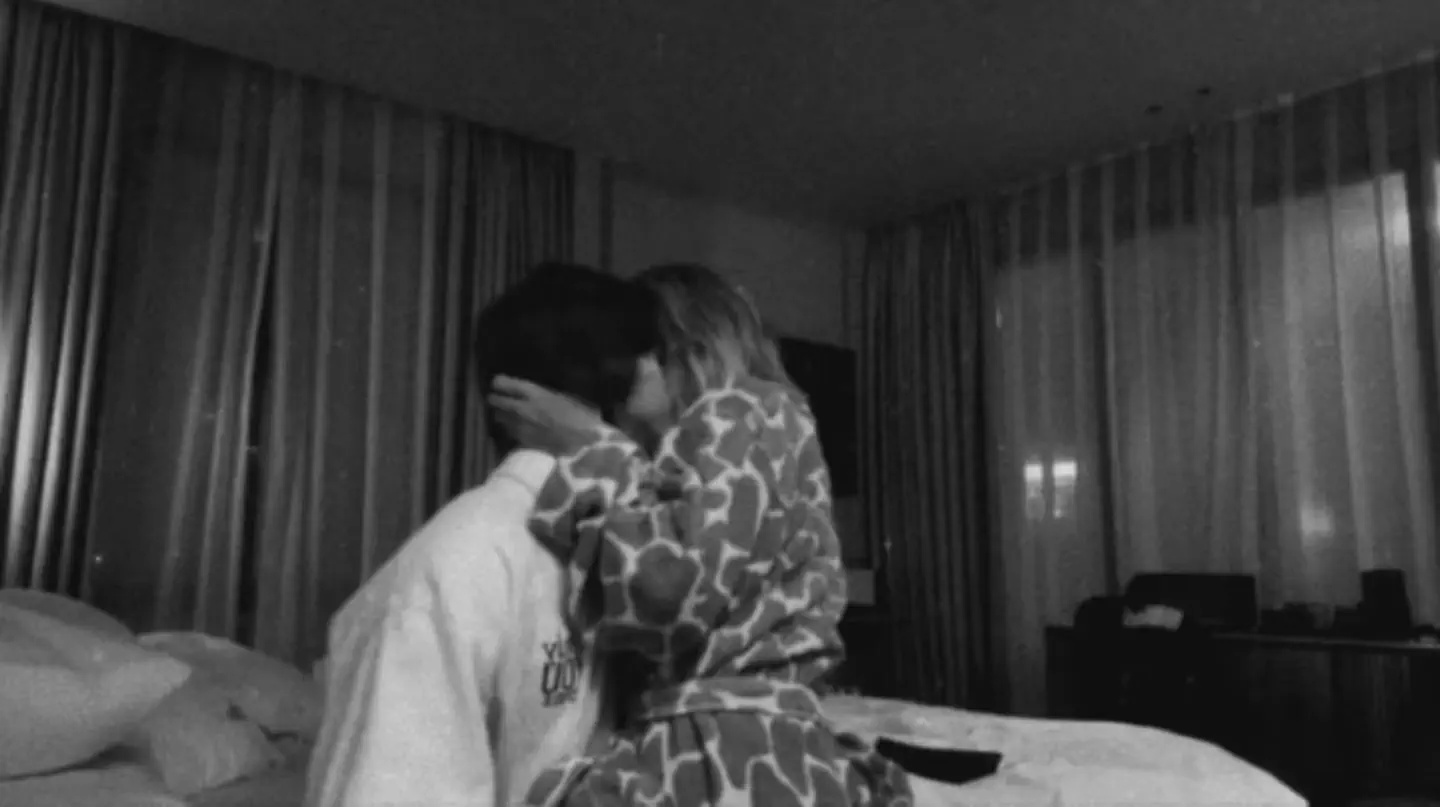 Felipe Fort en la cama con su novia Mary Di.