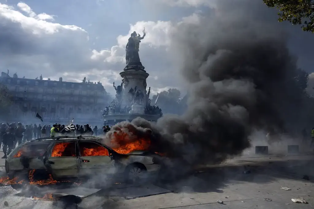 Francia endurece las medidas y anuncia toques de queda