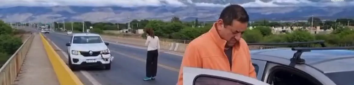 Frenó por una bolsa en la calzada y el auto de atrás se lo llevó puesto