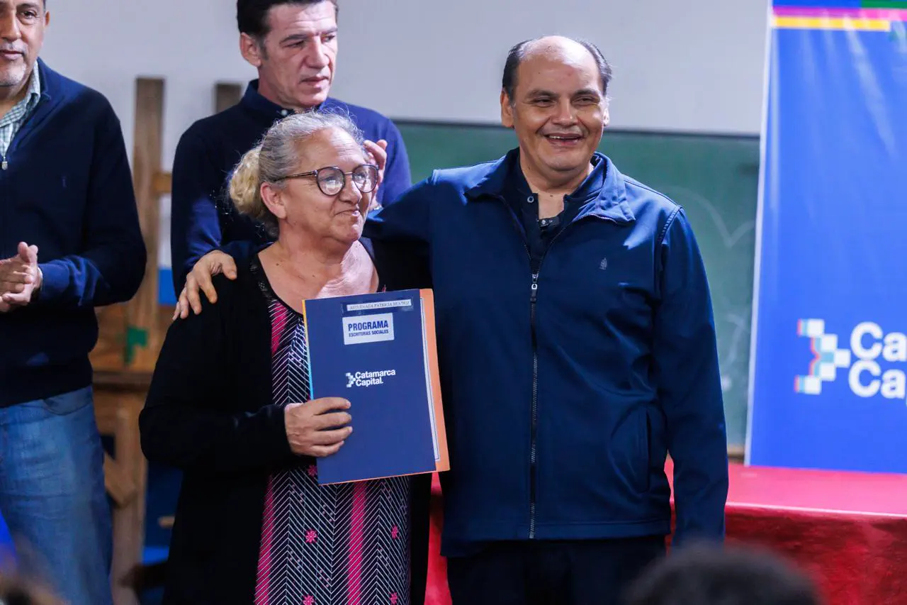 Gustavo encabezó la entrega de escrituras a familias del barrio Altos de Choya