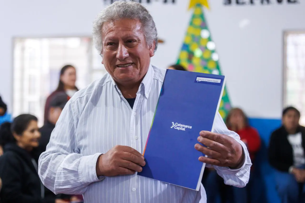 Gustavo encabezó la entrega de escrituras a familias del barrio Altos de Choya
