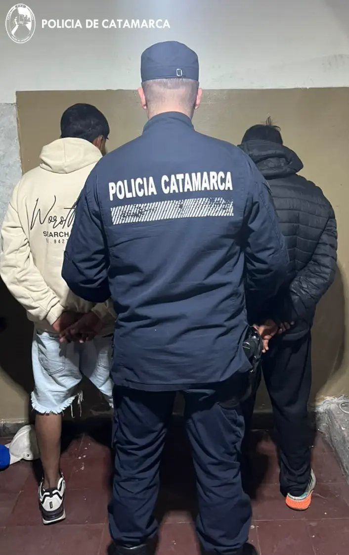 hombres arrestados de espaldas