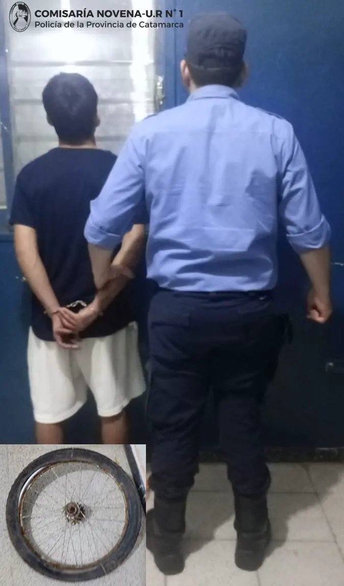 Joven Aprehendido junto a una rueda de bicicleta