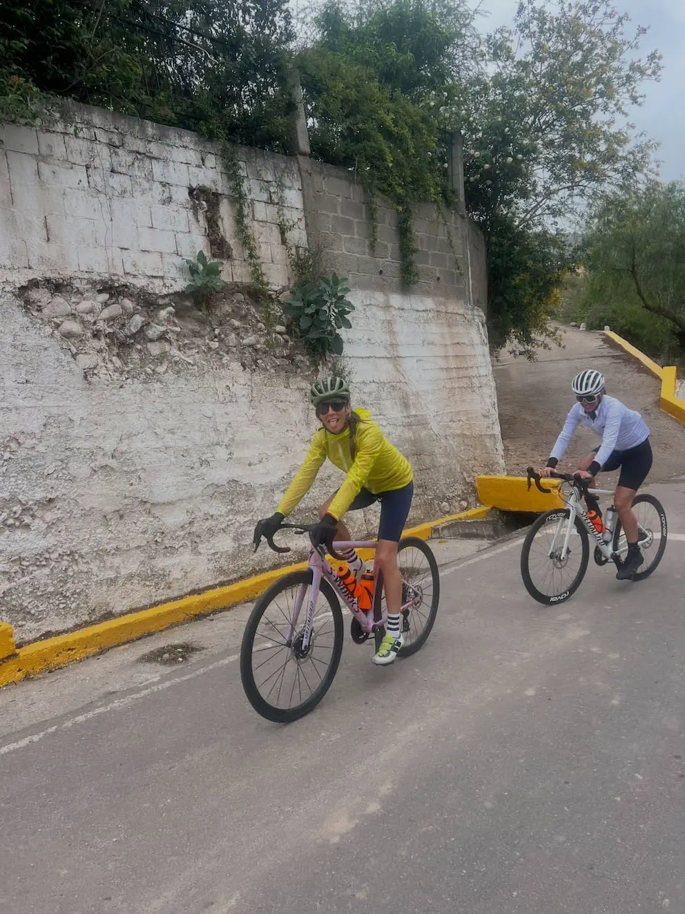 Juana Viale en bicicleta