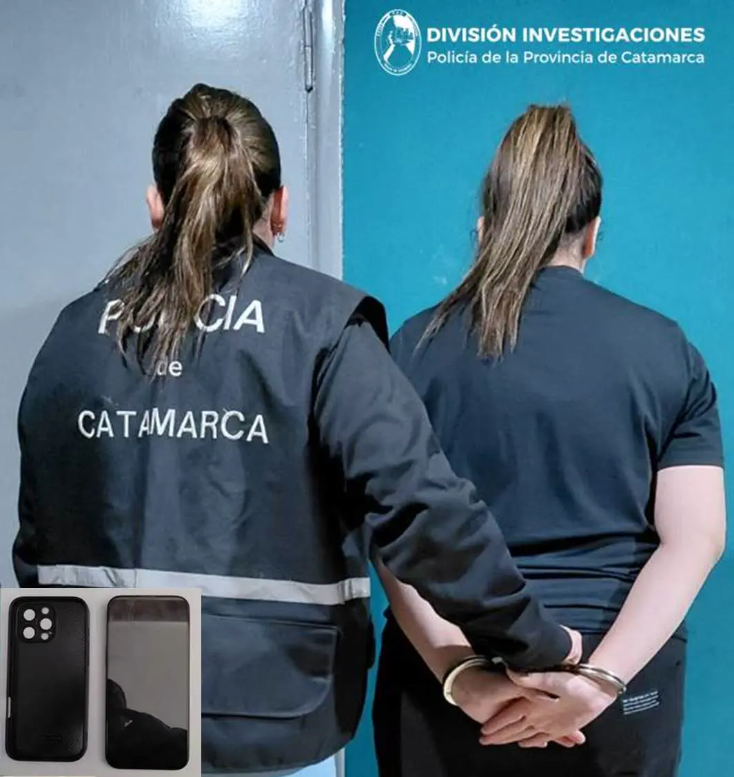 mujer aprehendida de espaldas junto a una policía