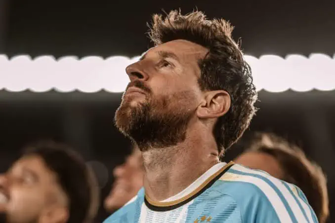 Lionel Messi mirando hacia arriba