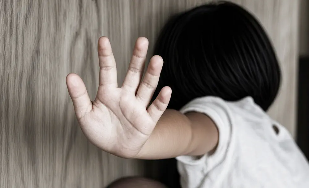 Llevaba a su hija de 10 años al hospital por un atraso y descubrieron que estaba embarazada del padrastro