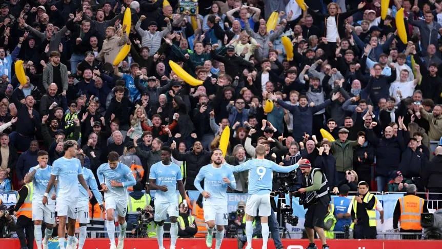 Los hinchas de Manchester City con bananas inflables en Anfield, en contra del racismo