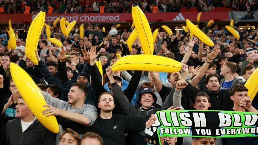 Los hinchas de Manchester City con las bananas inflables en la tribuna de Anfield