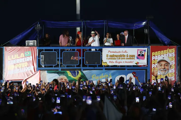 Lula da Silva, junto a su esposa Rosângela "Janja" da Silva y el vicepresidente Geraldo Alckmin, durante los festejos por sus 81 años en Brasilia. Foto: Agustín Marcarian / Reuters.