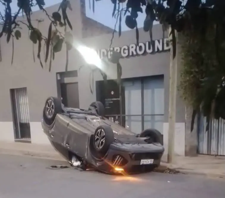 Milagro en la Capital: Una mujer resulta ilesa tras volcar con su Peugeot 208 GT