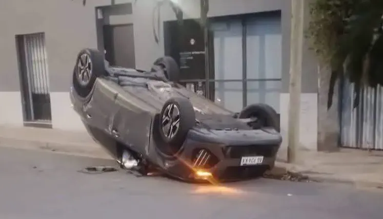 Milagro en la Capital: Una mujer resulta ilesa tras volcar con su Peugeot 208 GT