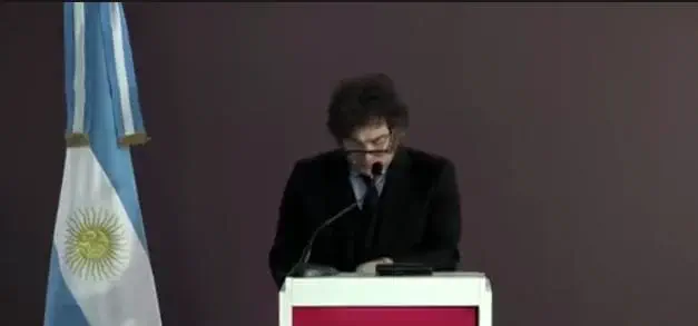 Milei tildó a Raúl Jalil de "gobernador responsable" por atraer inversiones y contrastó la gestión con La Rioja, donde emiten "papelitos de colores"