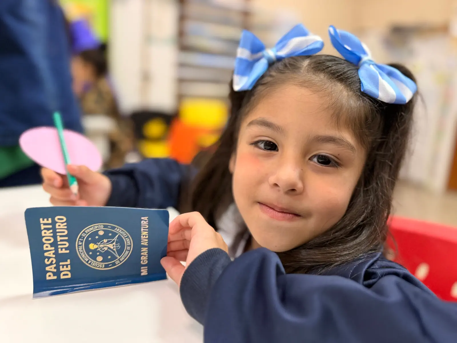 niña que está estudiando SEM