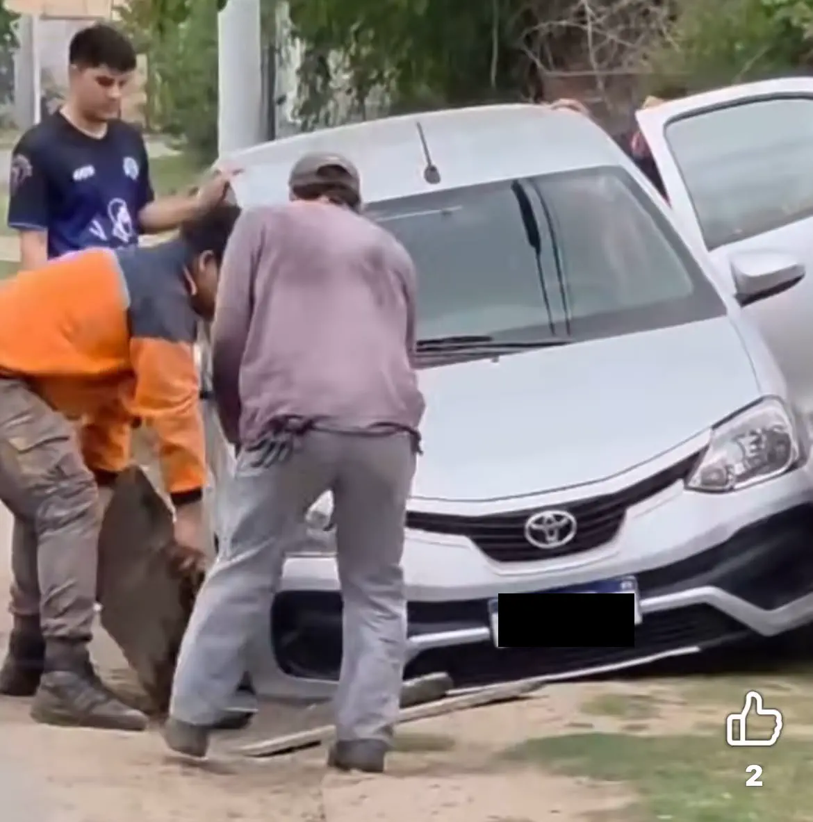 Nuevo hundimiento en Valle Viejo: un automóvil quedó atrapado tras ceder el asfalto