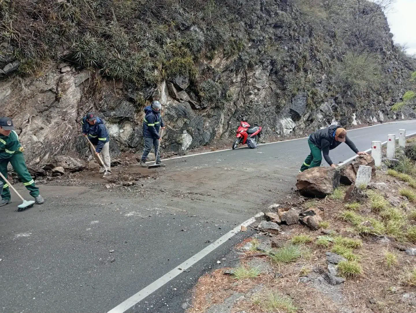 Peligro en los cerros: desprendimientos de rocas y niebla intensa complican el tránsito en El Portezuelo y Cuesta de Los Ángeles