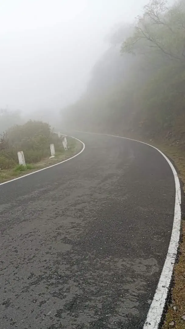 Peligro en los cerros: desprendimientos de rocas y niebla intensa complican el tránsito en El Portezuelo y Cuesta de Los Ángeles