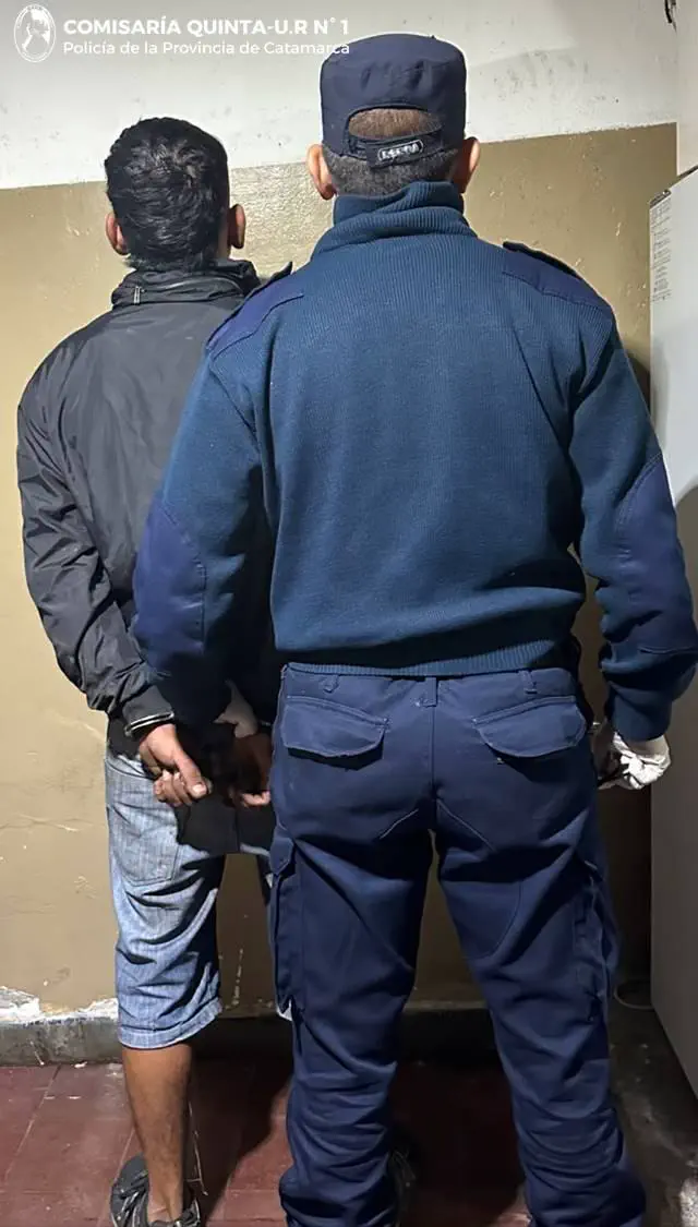 Policías aprehendieron a un hombre sospechado de sustraer cables del tendido eléctrico y secuestraron un arma blanca