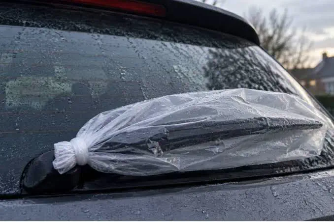 Por qué cada vez más conductores envuelven el limpiaparabrisas trasero con una bolsa de plástico