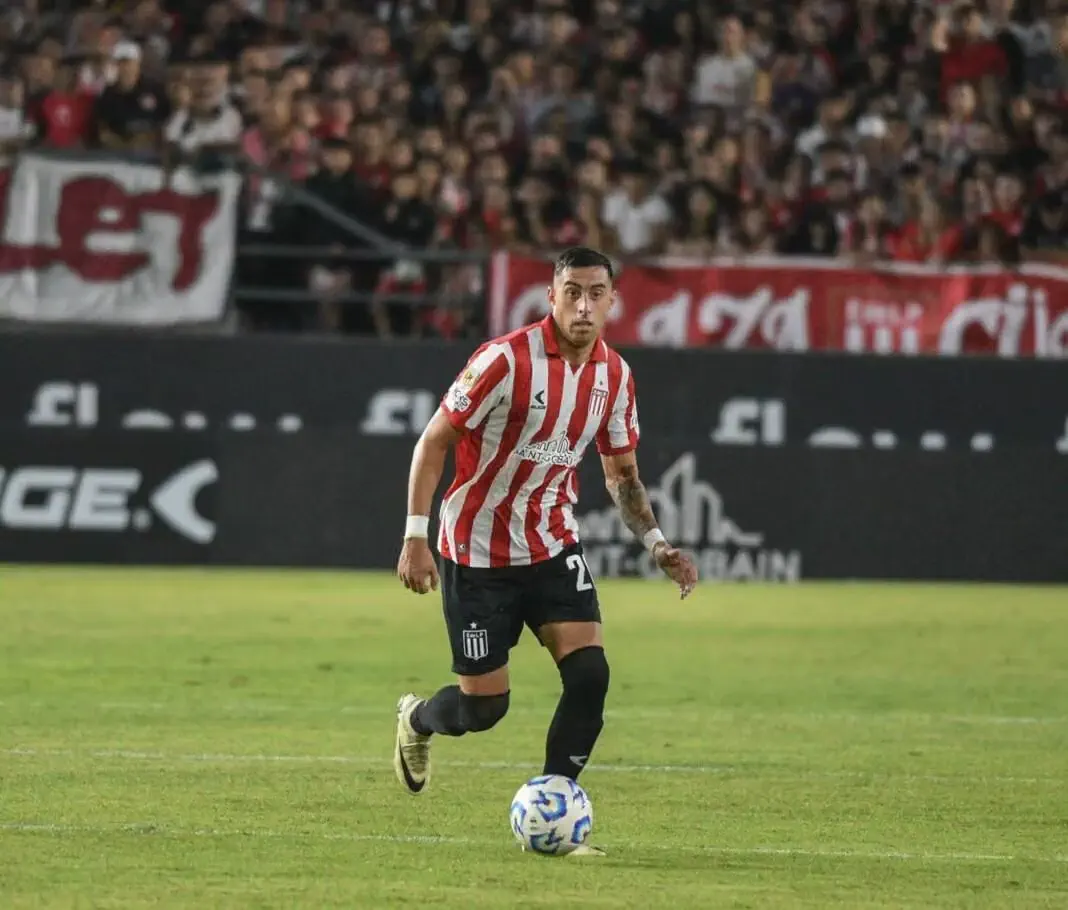 Ramiro Funes Mori fue ovacionado por la gente del Pincha en el 0-0 contra Flamengo y le tiró un palito a River.(X @EdelpOficial)