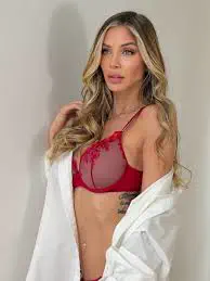 Romina Malaspina hizo arder las redes en lencería translúcida y camisa blanca: “Mirá, no toques”