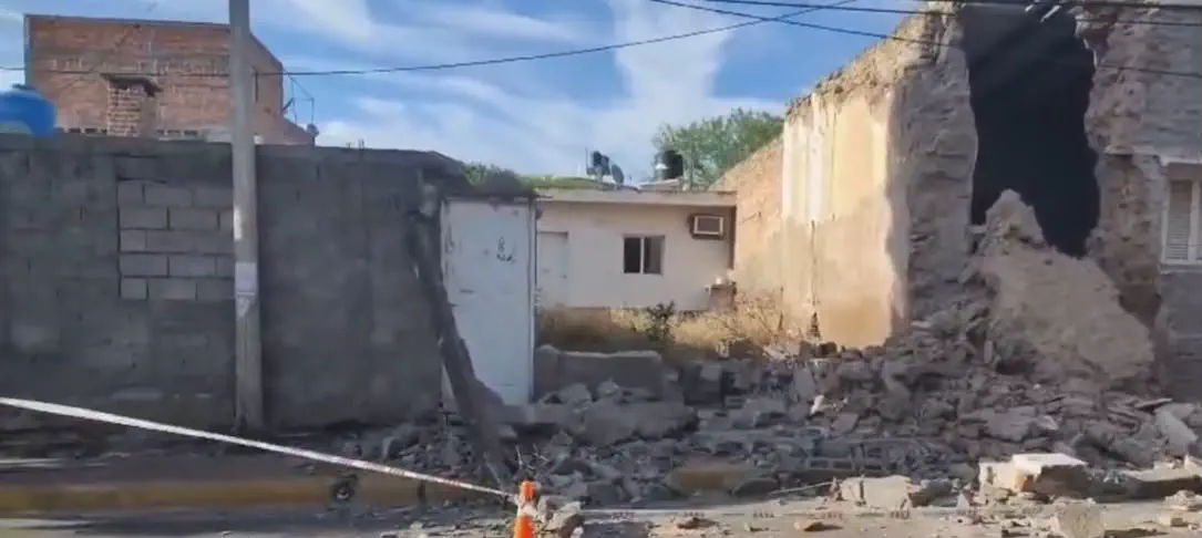 Se derrumbó la medianera de una vivienda antigua en la calle Chacabuco