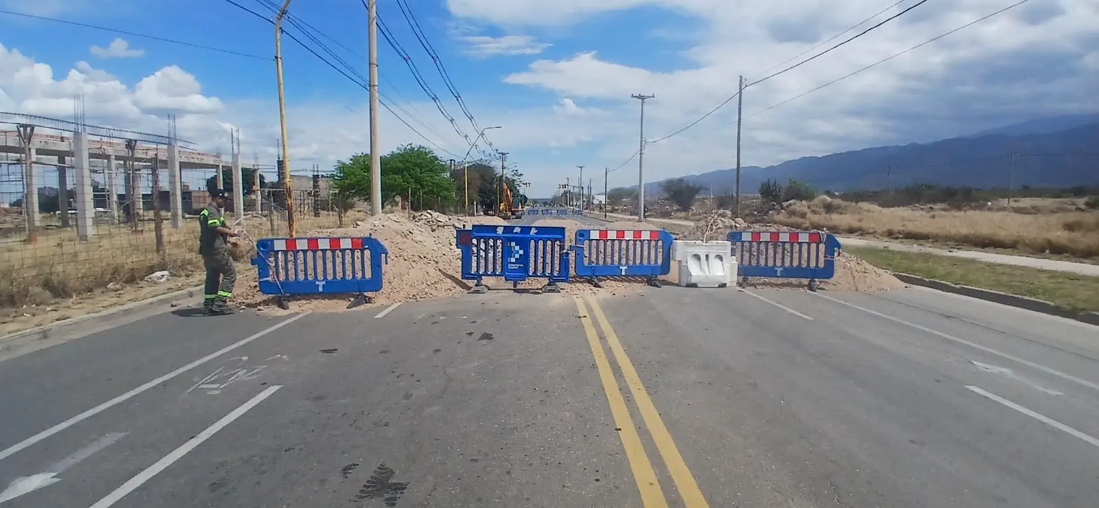 se solicita a los vecinos transitar con extrema precaución por la zona
