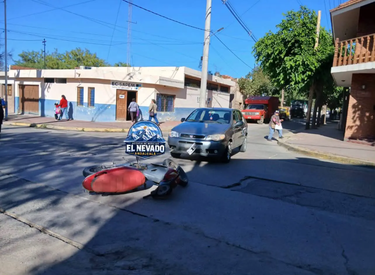 Siniestro vial en pleno centro: una motociclista debió ser trasladada al hospital