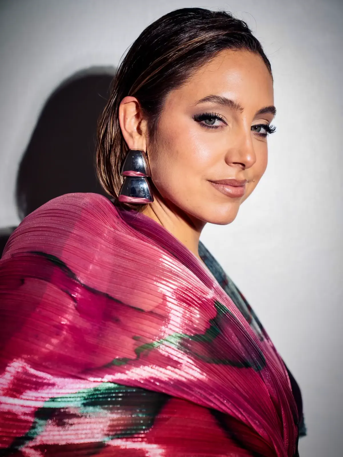 Sofía Martínez con peinado efecto wet y maquillaje glam. (Foto: @mcretellaph)