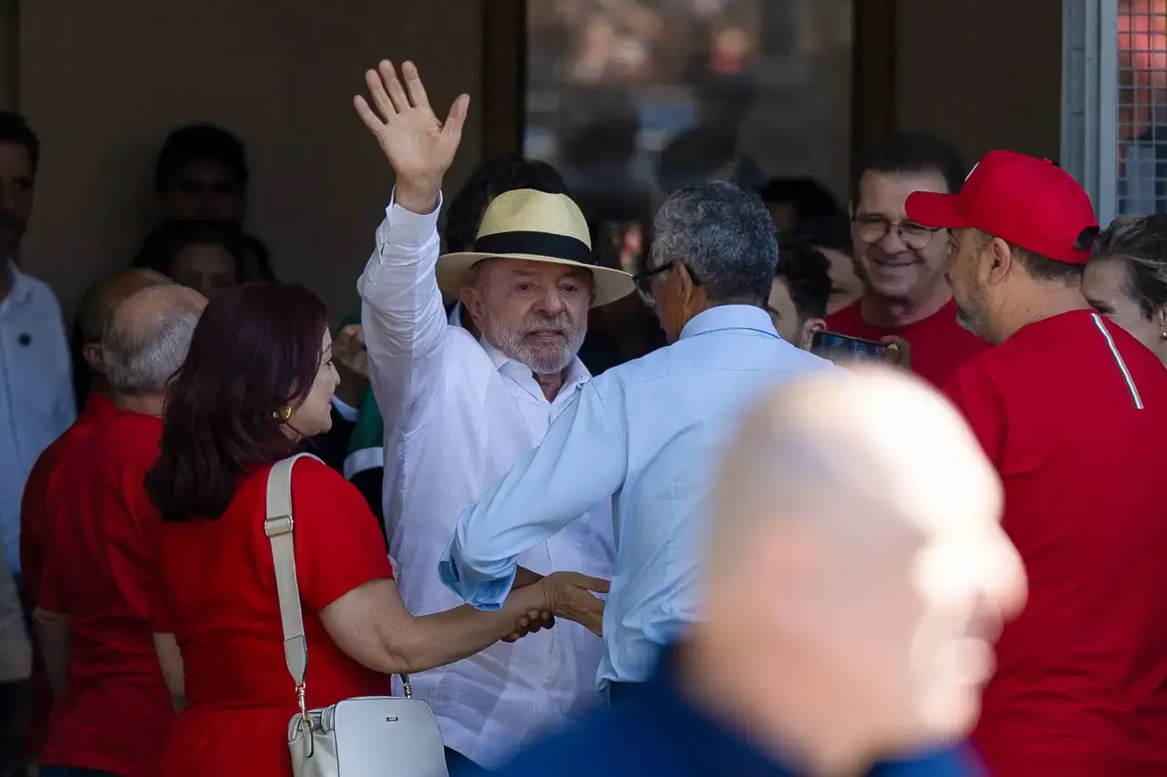 “Son 500 años de atraso”: la contundente frase de Lula da Silva al votar en una elección decisiva para el futuro de Brasil - Lula confía en alcanzar un nuevo mandato.(EFE/ISAAC FONTANA)