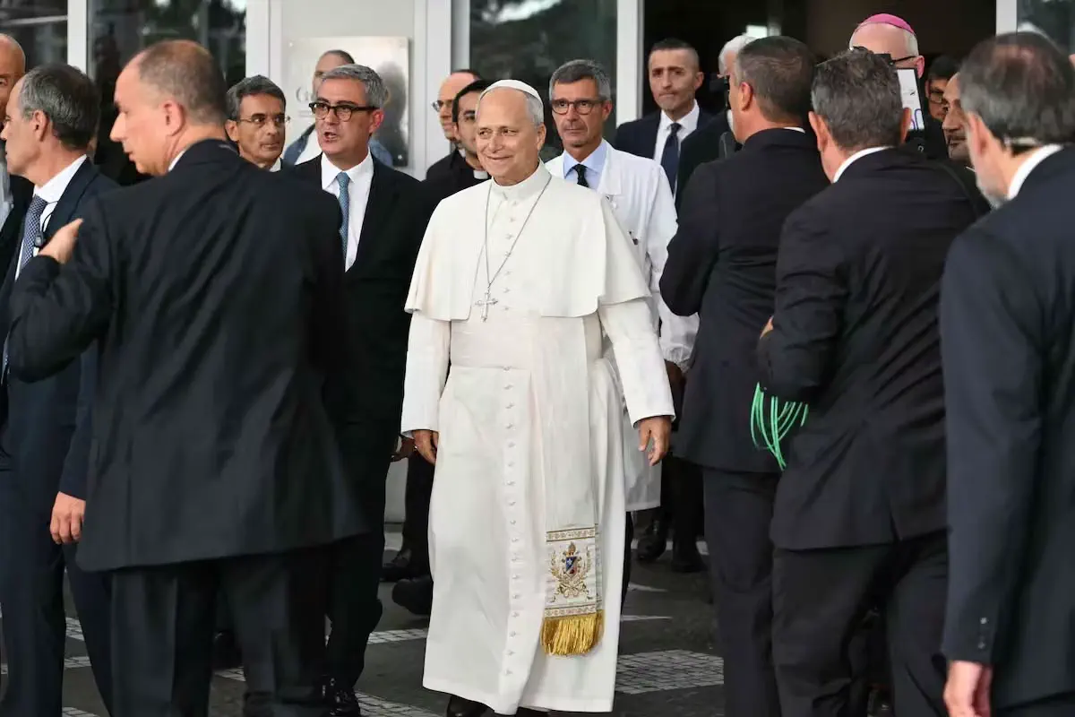 Sonriente y caminando, el Papa León XIV se despidió del hospital Gemelli