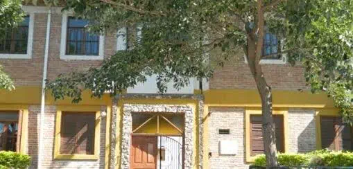 Suspendieron las clases en una escuela de San Isidro por desprendimientos en los cielorrasos
