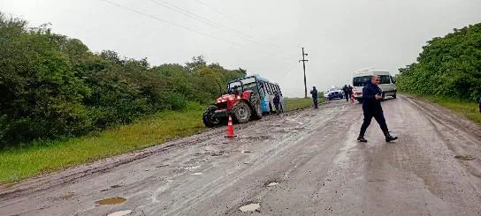 Susto en El Alto: un colectivo despistó y quedó atrapado en el barro tras esquivar un bache