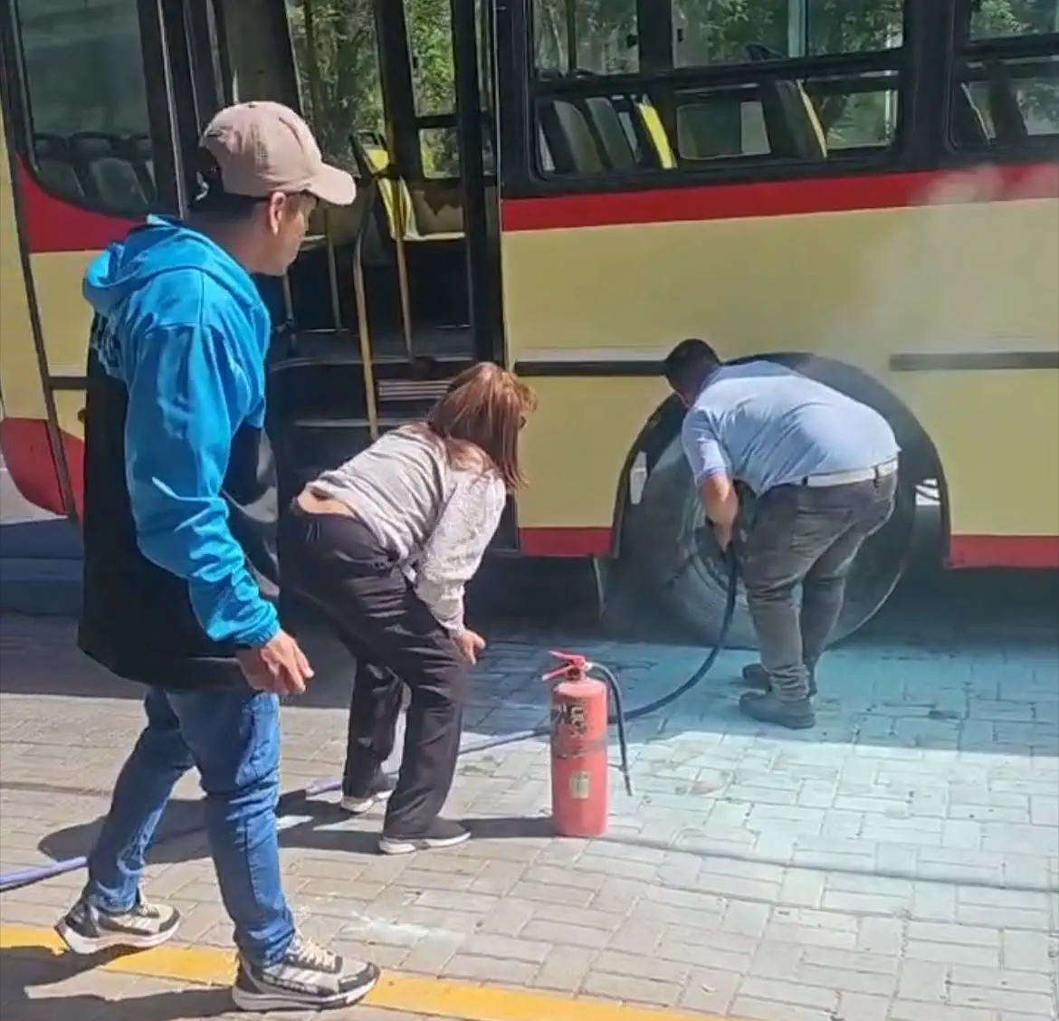 Tensión frente a la UNCa: un colectivo sufrió un principio de incendio y la rápida reacción comunitaria evitó una tragedia