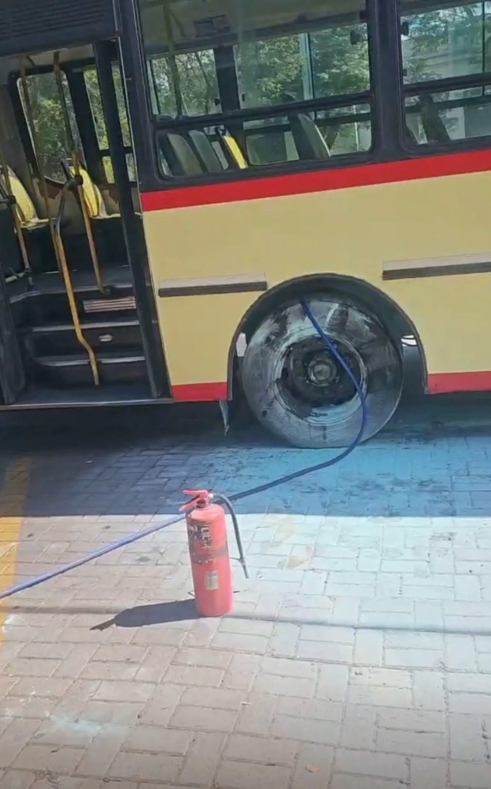 Tensión frente a la UNCa: un colectivo sufrió un principio de incendio y la rápida reacción comunitaria evitó una tragedia