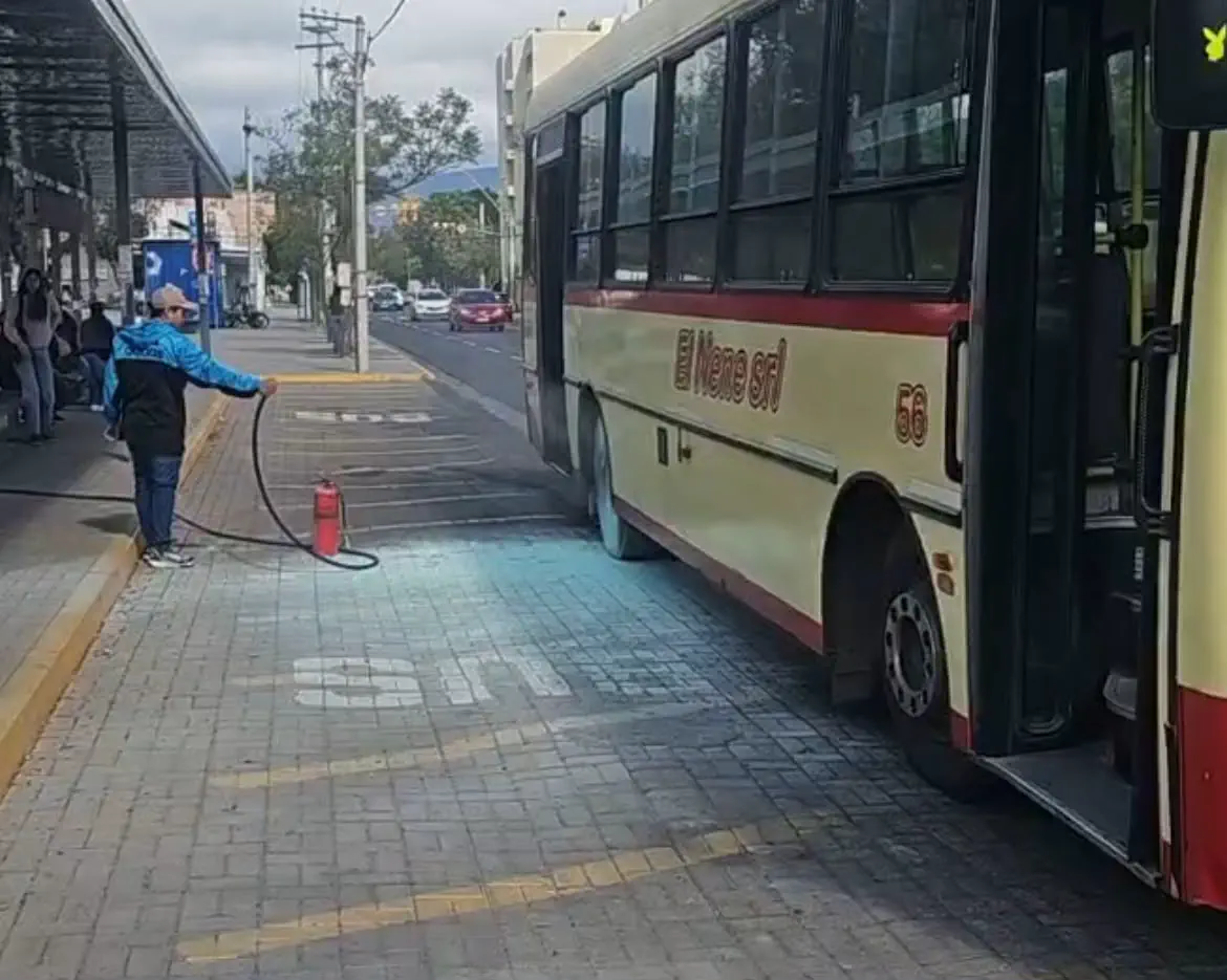 Tensión frente a la UNCa: un colectivo sufrió un principio de incendio y la rápida reacción comunitaria evitó una tragedia
