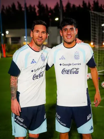 Tomás Aranda junto a Lionel Messi tras el entrenamiento de la Selección en Ezeiza.