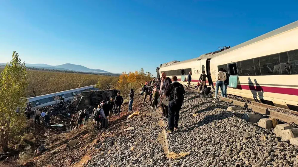 Tragedia ferroviaria en España: al menos 30 muertos al chocar dos trenes de alta velocidad