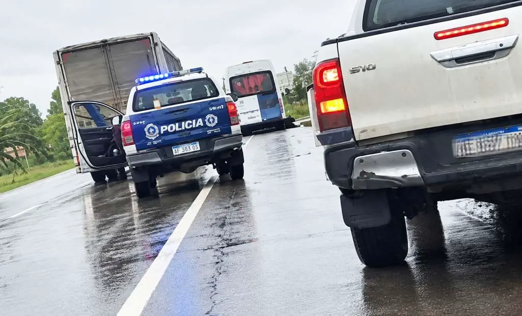 TRAGICO. El percance le costó la vida al joven motociclista, cuyo cuerpo quedó aprisionado bajo una de las ruedas del camión.