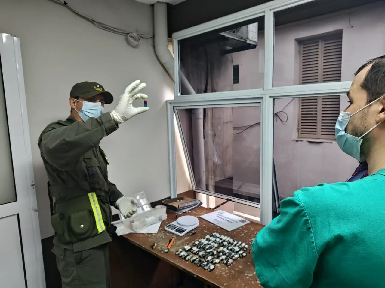 Tres pasajeros fueron detenidos tras ingerir 259 cápsulas con cocaína
