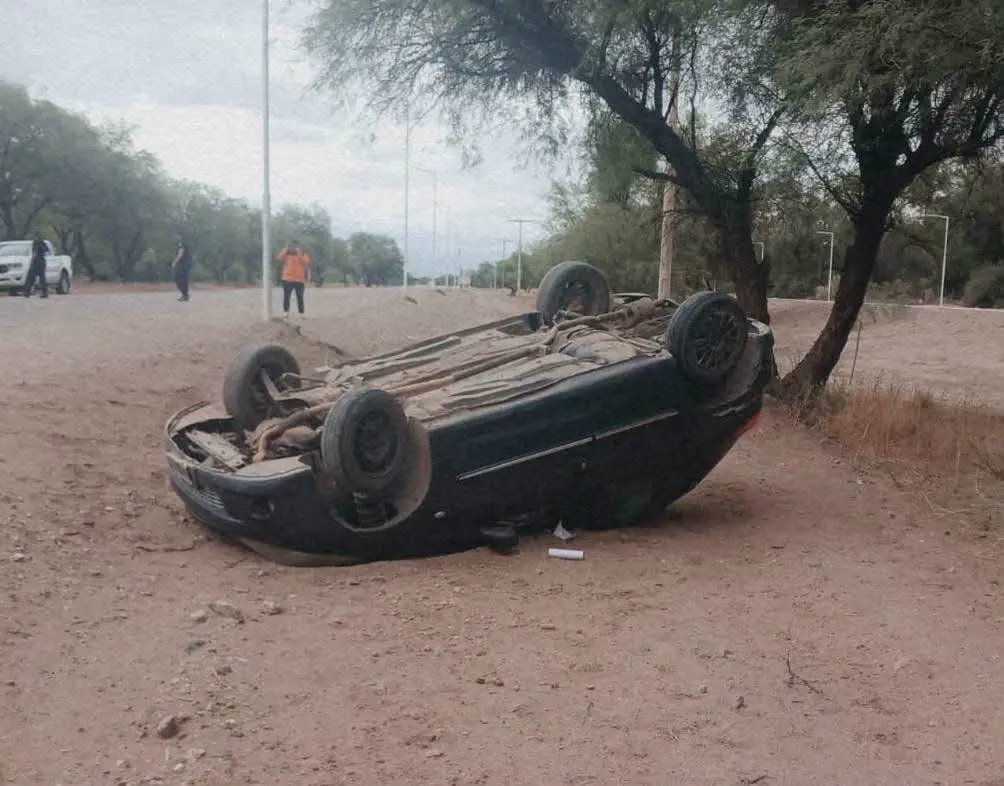 Un automóvil Peugeot 206 perdió el control y volcó en la banquina del acceso sur a la ciudad. A pesar de la magnitud del accidente y de que el rodado quedó completamente invertido, el automovilista solo reportó lesiones leves.