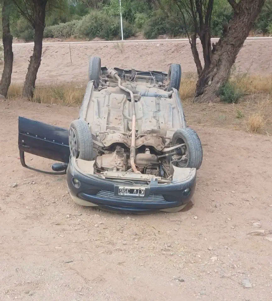 Un automóvil Peugeot 206 perdió el control y volcó en la banquina del acceso sur a la ciudad. A pesar de la magnitud del accidente y de que el rodado quedó completamente invertido, el automovilista solo reportó lesiones leves.