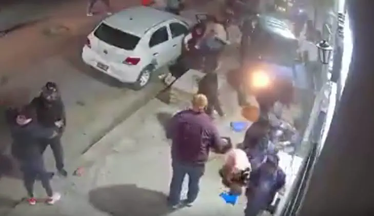 Un conductor de 80 años perdió el control, subió a la vereda y atropelló a 13 personas