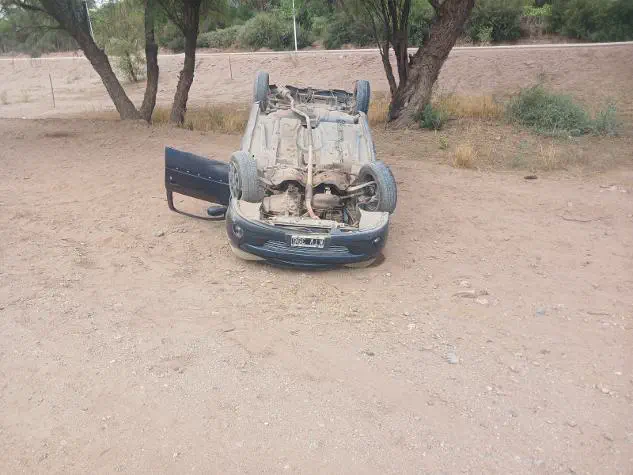 Un conductor volcó su Peugeot 206 en la Ruta 60