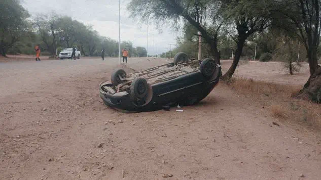 Un conductor volcó su Peugeot 206 en la Ruta 60